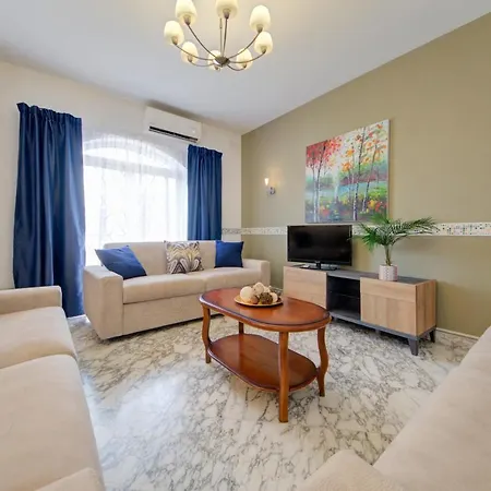 Spacious 4 Bedroom In The Heart Of St Julians By Shortletsmalta Vakantiehuis