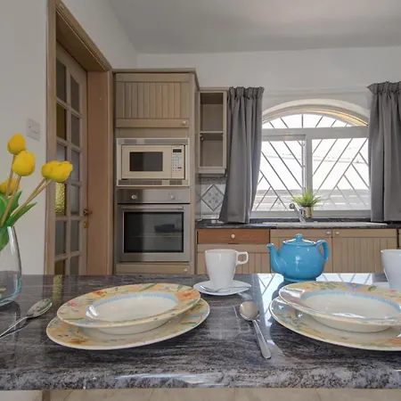 Vakantiehuis Spacious 4 Bedroom In The Heart Of St Julians By Shortletsmalta