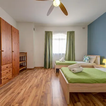 Spacious 4 Bedroom In The Heart Of St Julians By Shortletsmalta Vakantiehuis *
