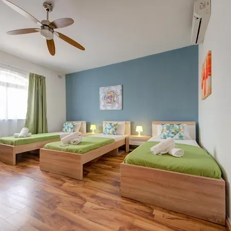 Spacious 4 Bedroom In The Heart Of St Julians By Shortletsmalta Vakantiehuis San Ġiljan