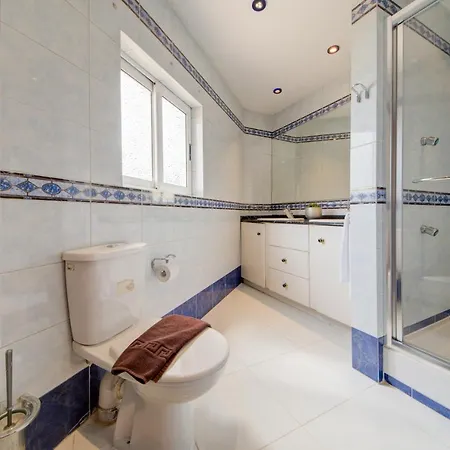 Spacious 4 Bedroom In The Heart Of St Julians By Shortletsmalta Vakantiehuis San Ġiljan